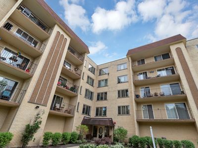 6433 W Belle Plaine Ave APT 404, Chicago, IL, 60634