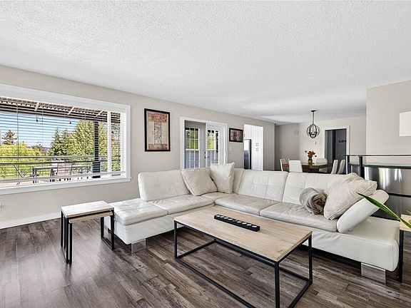 2nd image of 215 Maliview Dr