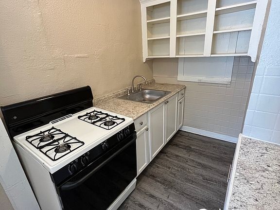 4th image of 109 E 40th St #204