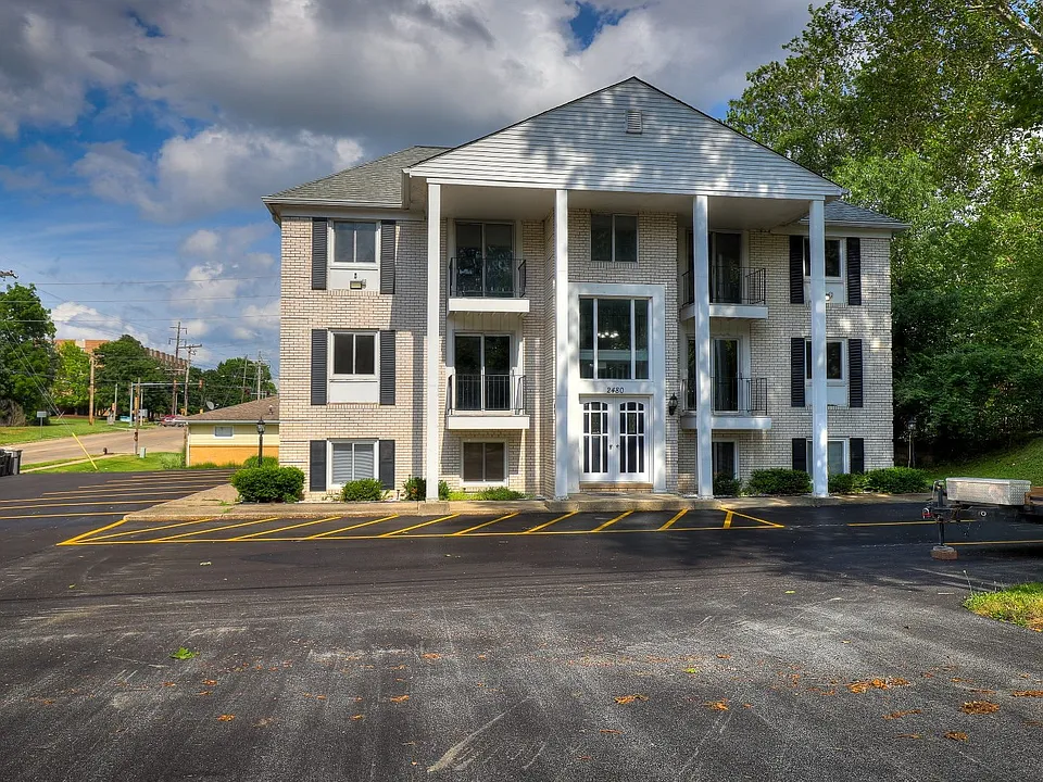 2480 N Graceland Ave #8