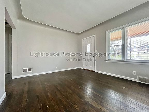 5th image of 809 Eastern Ave NE