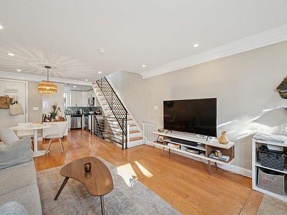 2nd image of 2219 Montrose St