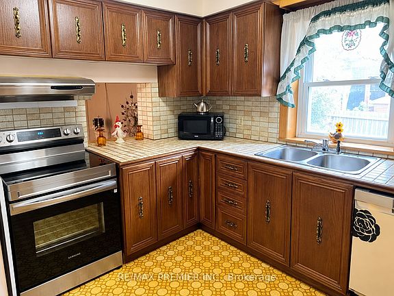 5th image of 34 Rutherford Ave