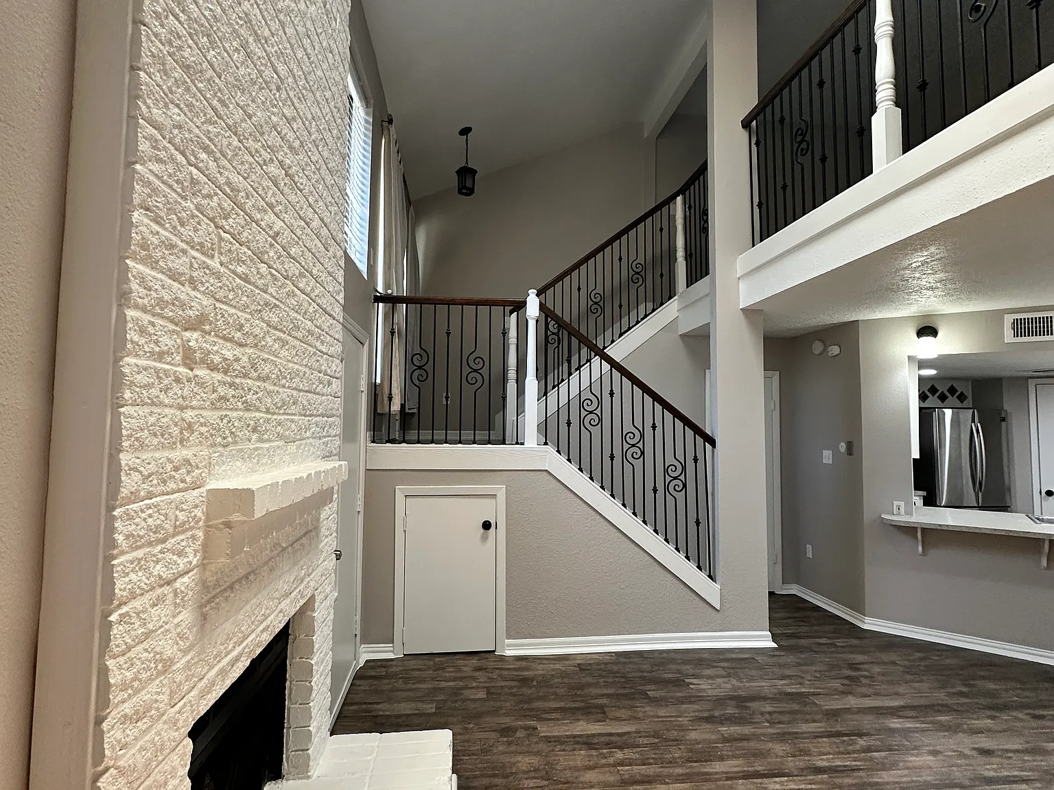 2 bed, 2.5 bath, 1334 sqft, $1,600 — Photo 2