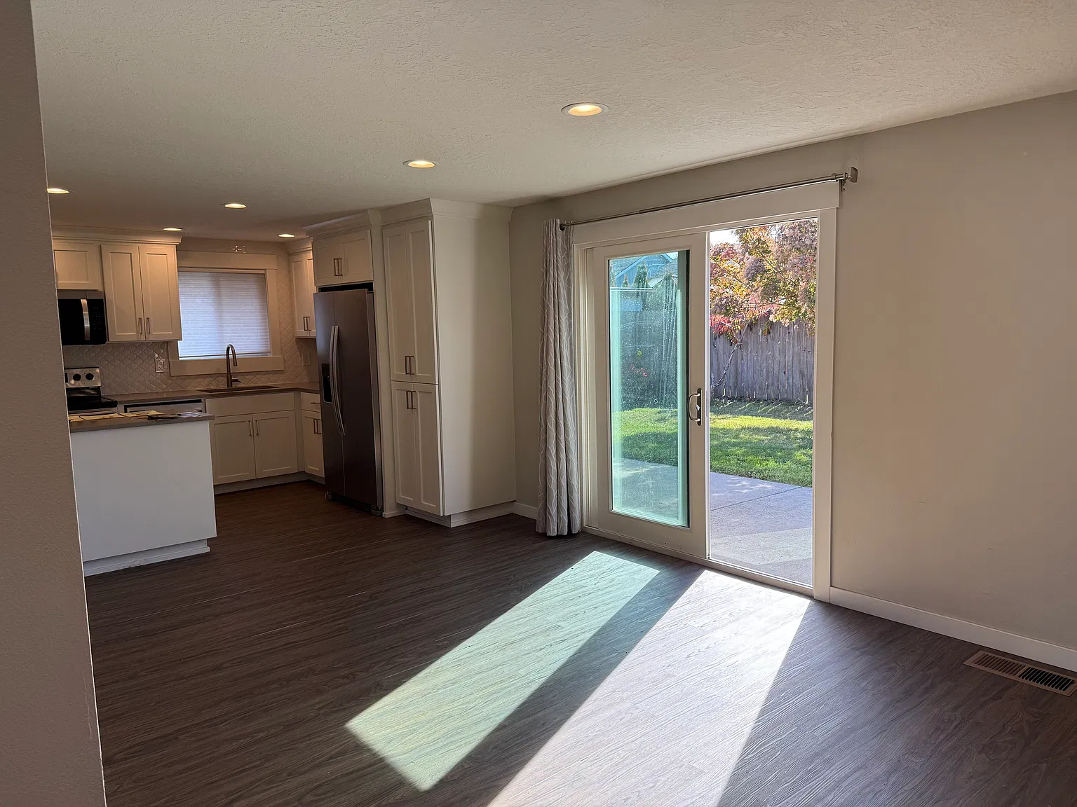 3 bed, 1200 sqft, $1,800 — Photo 2