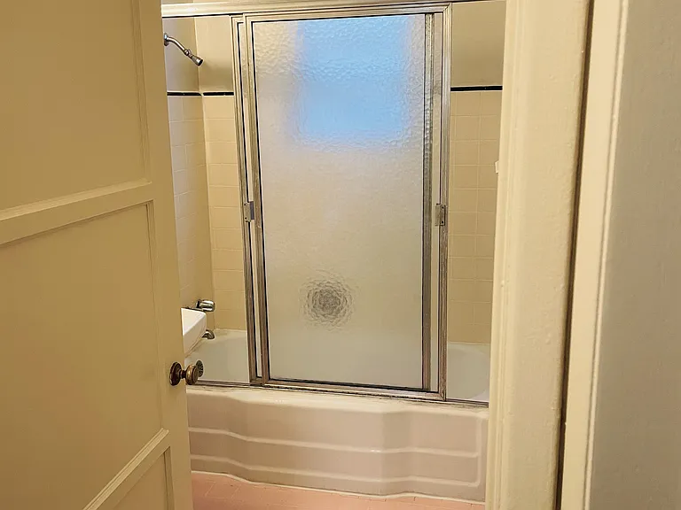 817 Levering Ave #5 — Photo 4