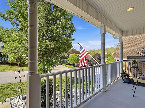 3rd image of 675 Willowcrest Pl
