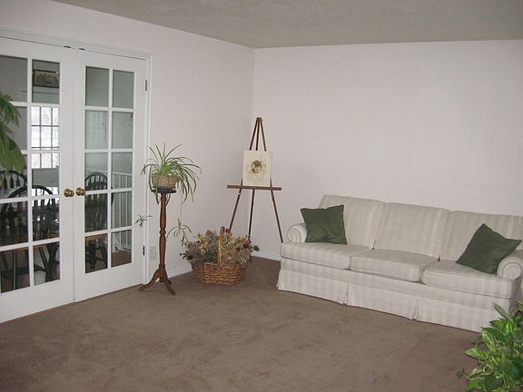 Formal Living Room w/French Doors to Dining Area