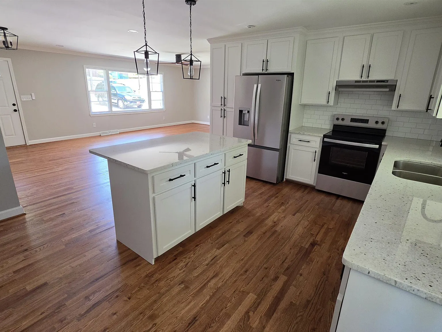 3 bed, 2.0 bath, 1363 sqft, $1,800 — Photo 3