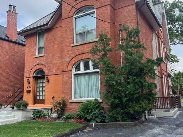 227 Evelyn Ave #4, Toronto, ON M6P 2Z8