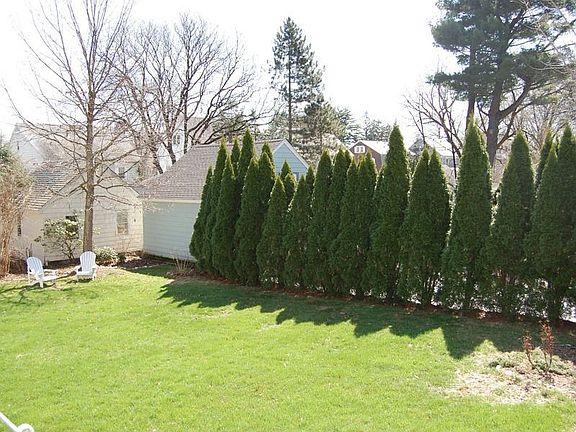 Backyard - enjoy and relax. Plenty of space for the children.