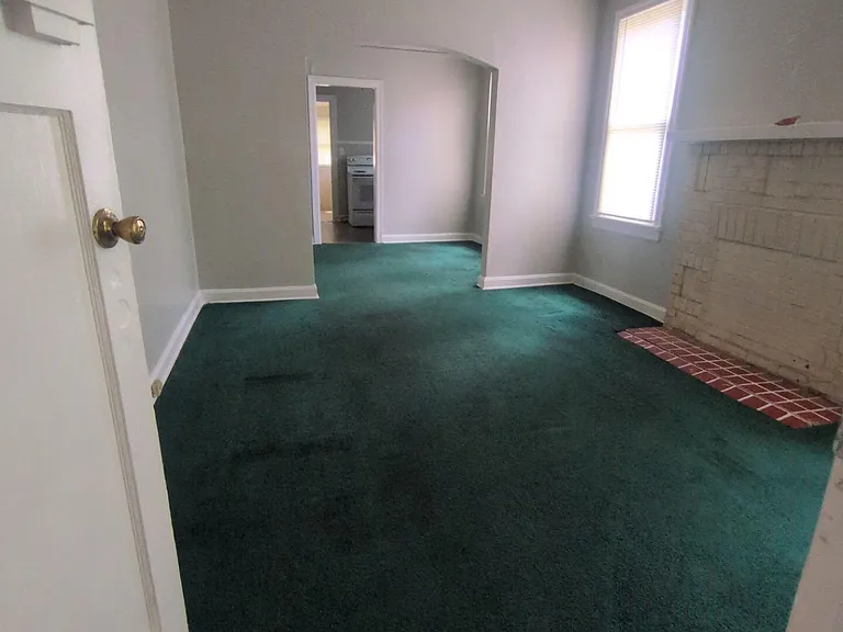 811 Mackinaw St — Photo 2