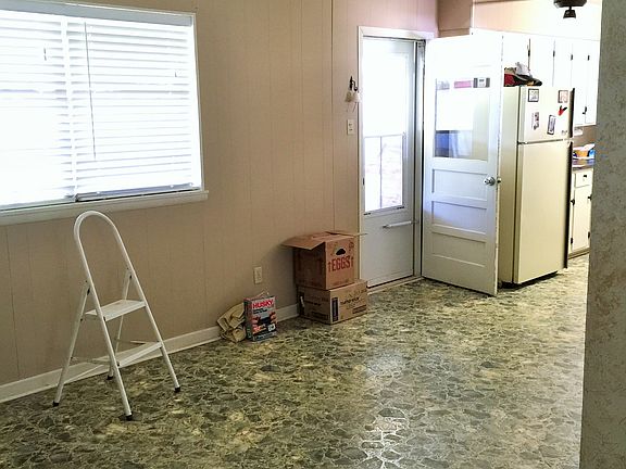 5th image of 207 Whiteside St