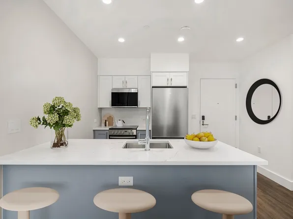 4568 Broadway image 3 of 21