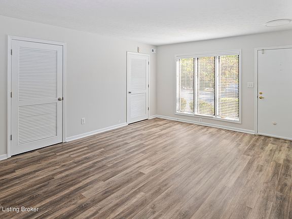 3rd image of 427 Ledgeview Park Dr