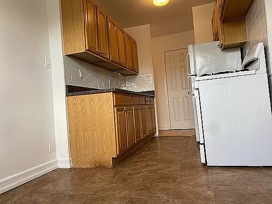5th image of 2015 Bruckner Blvd APT 4a