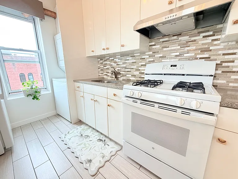 1489 E 8th St #D1 — Photo 4