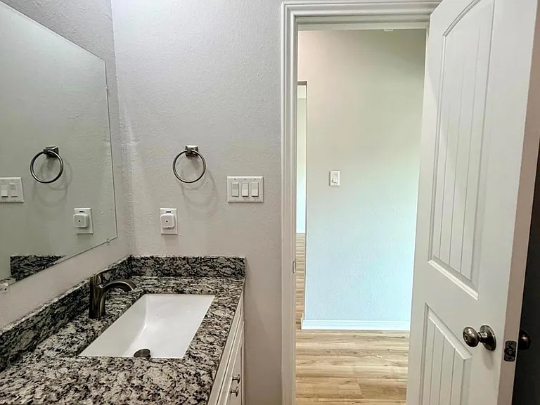 502 S Ross Sterling #B — Photo 21