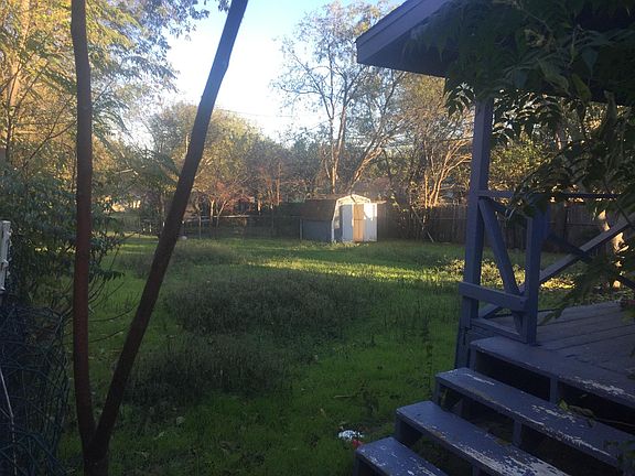 3rd image of 1105 Meadow Park Dr