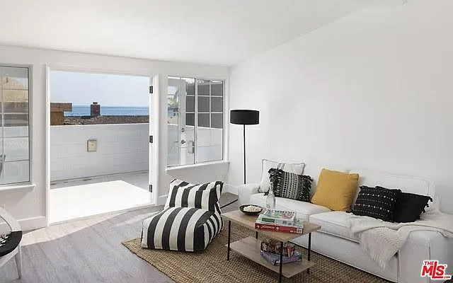 709 W Balboa Blvd — Photo 24