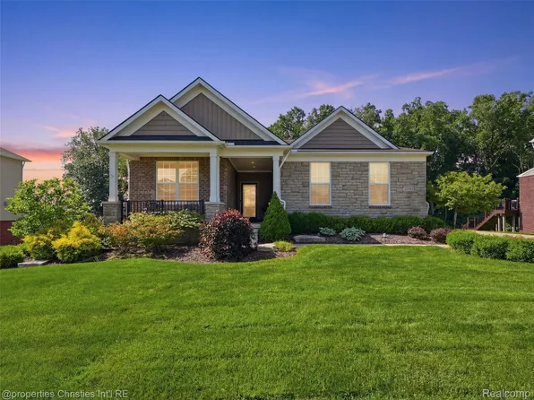 30243 Macintosh Ln, New Hudson, MI 48165