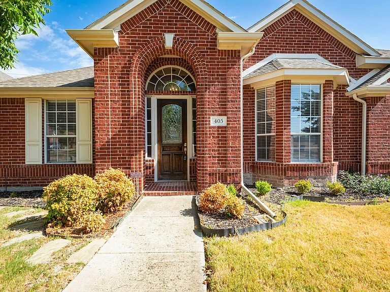 405 Mimosa Dr — Photo 1