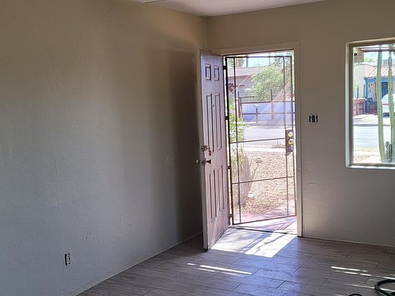 4th image of 1032 N Catalina Ave