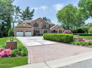 4 Ridge Dr, Old Westbury, NY 11568