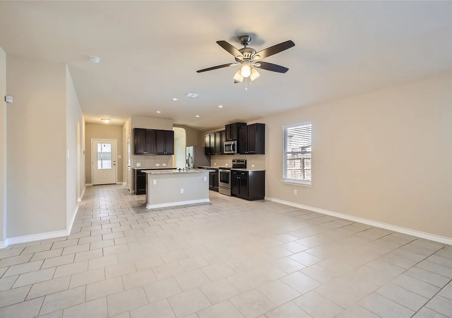 Home with an inground pool! Less than 4 miles from Lackland AFB — Photo 3