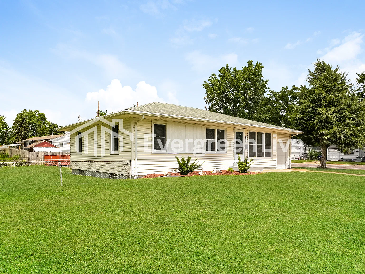 3 bed, 1.0 bath, 988 sqft, $1,345 — Photo 2