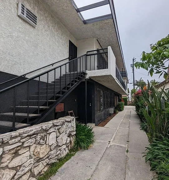 1514 S Orange Grove Ave #8 — Photo 3