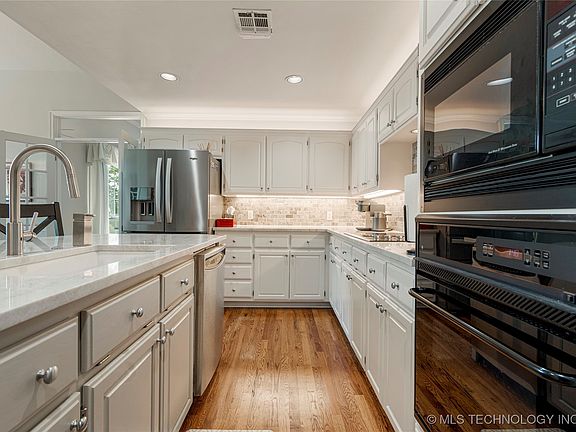 5th image of 2808 E 82nd Pl