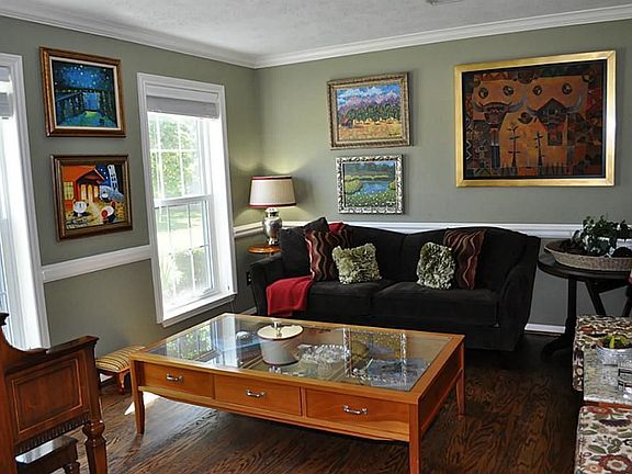 This lovely elegant formal living room is situated just next to foyer and also offers hardwood floor