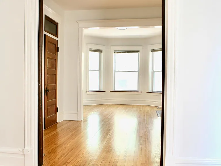 2053 W Montrose Ave #1 — Photo 3