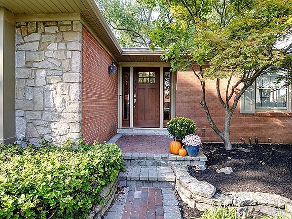 4th image of 32 Williamsburg Ln
