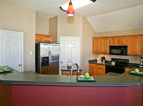 3rd image of 3905 Berrybush Ln