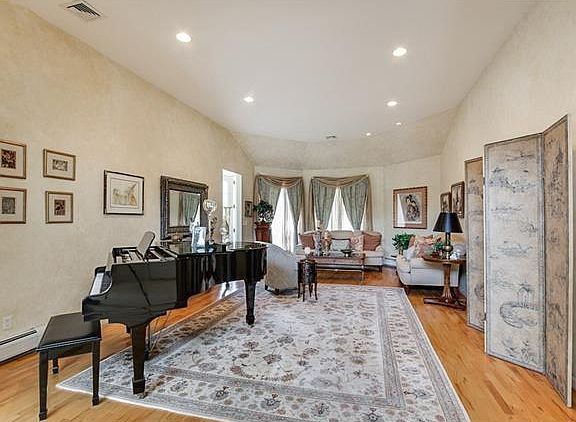 5th image of 11 King Arthur Ct