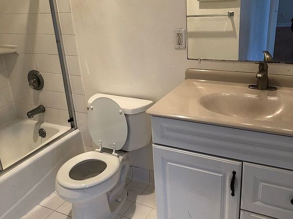 5th image of 1000 Howard St APT 304