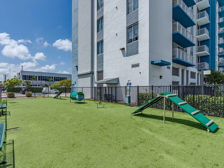 Pura Vida Hialeah Luxury Apartments — Photo 28