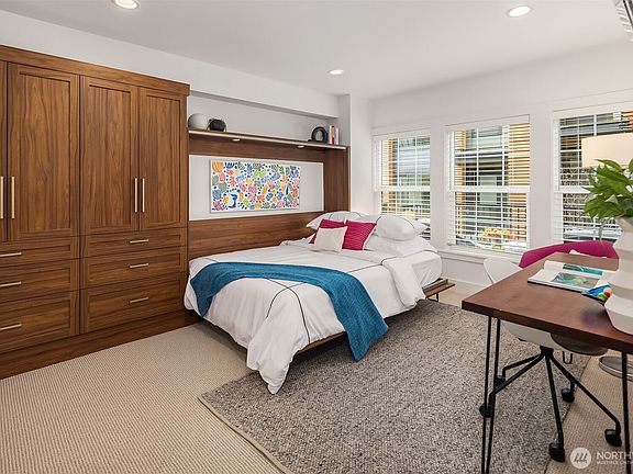 5th image of 927 W McGraw Street #37