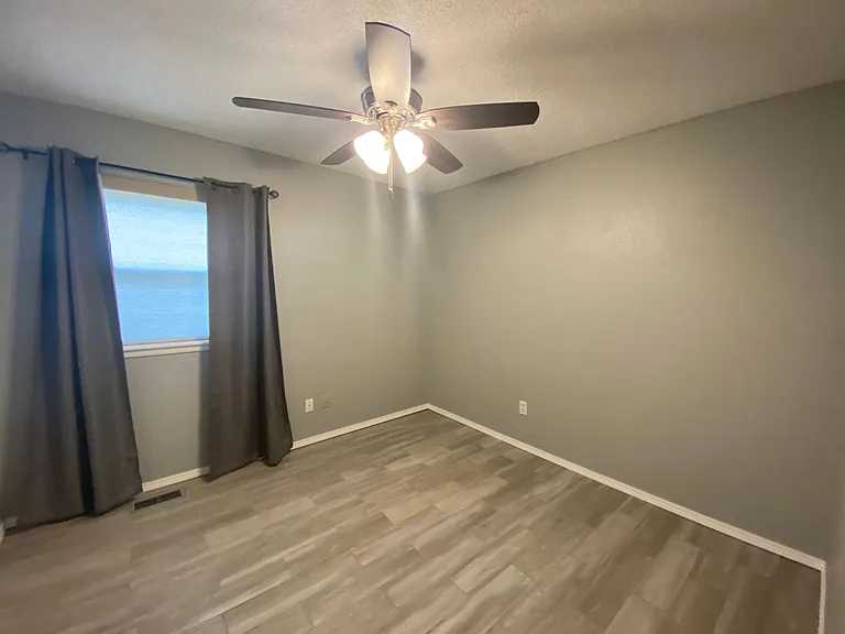 2433 Shady Tree Ln — Photo 14
