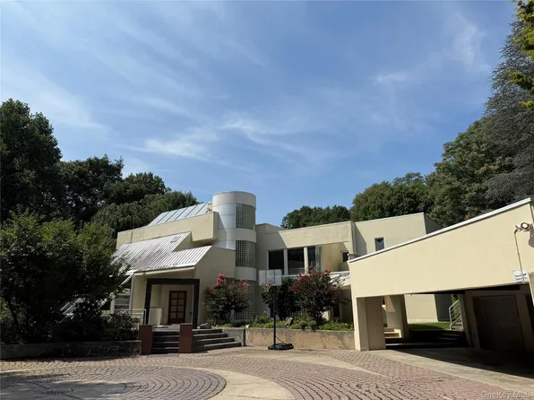 7 Mac Lean Drive, Brookville, NY 11545