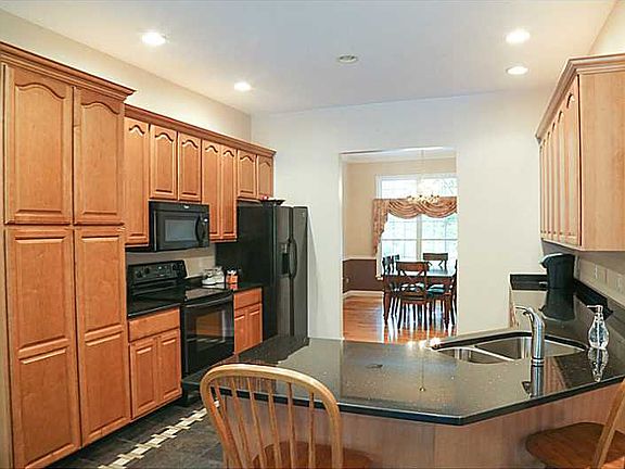 5th image of 4 Woodmansee Ct