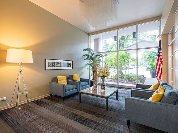 4th image of 555 W Cornelia Ave APT 803