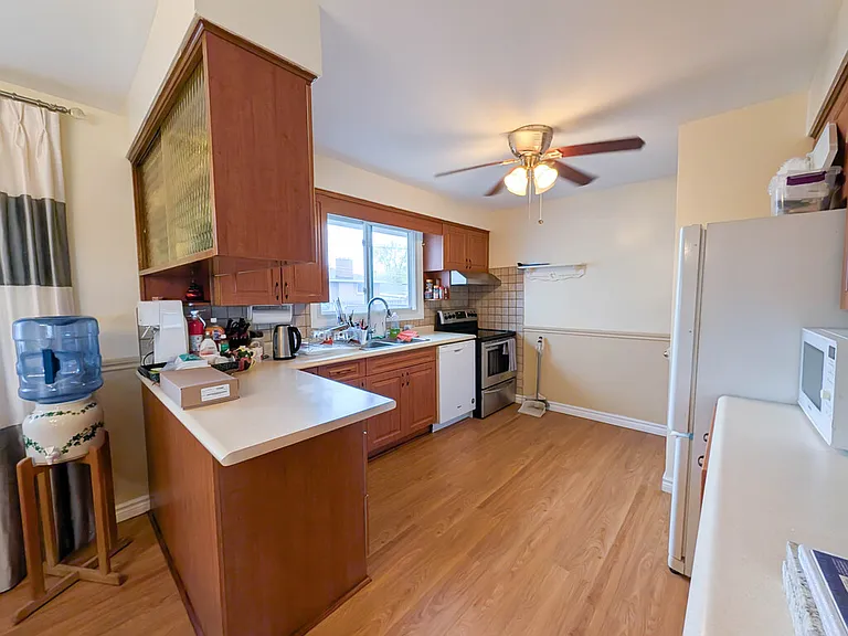 127 Westwood Cres #1 — Photo 7