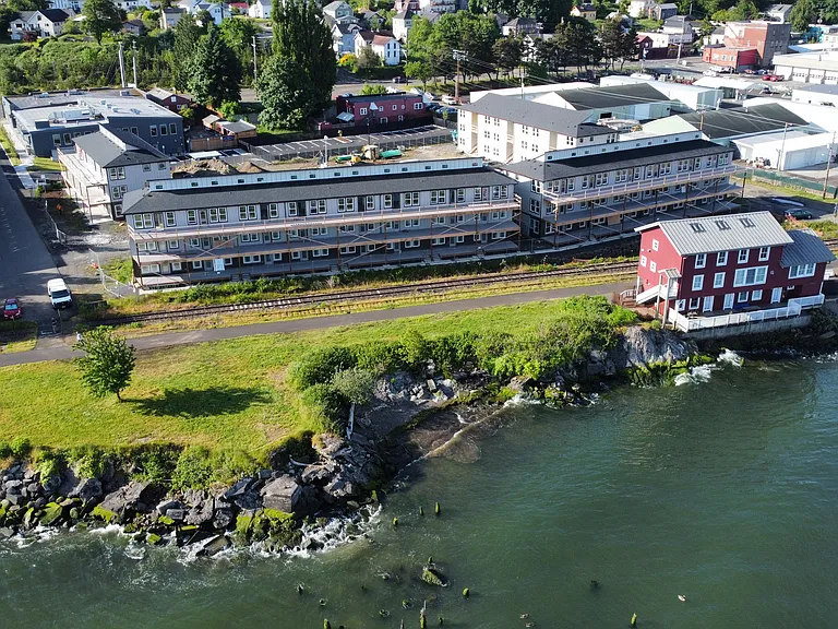 Astoria Waterfront — Photo 18