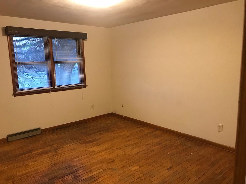 Large bedroom with plenty of storage area