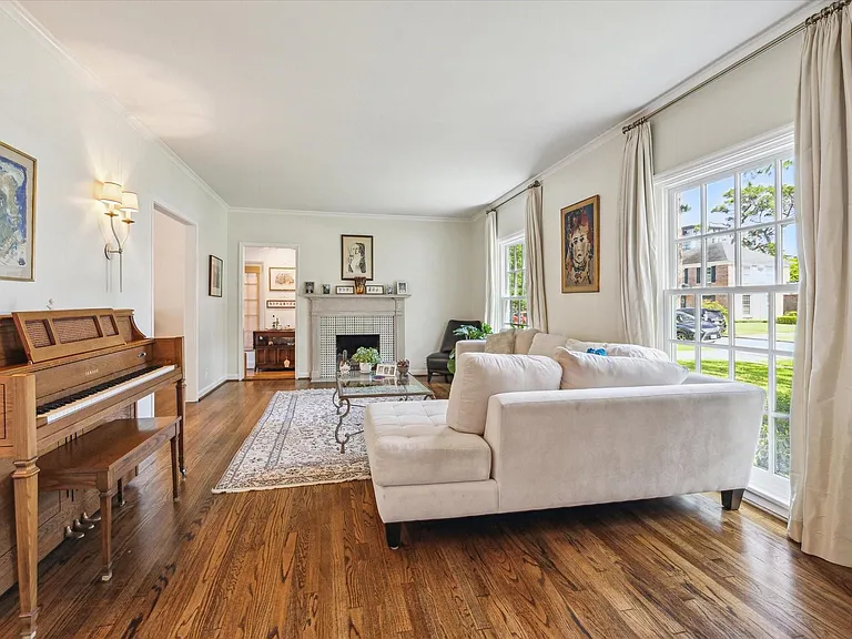 2510 Locke Ln — Photo 3