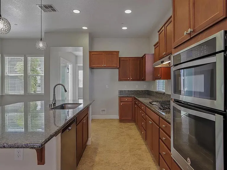 989 Hayman St — Photo 11
