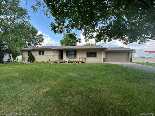 68 Plum Creek Rd, Lapeer, MI 48446